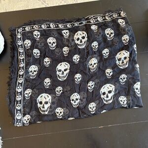 Alexander McQueen black with ivory skull print frayed scarf